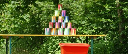 Bild enthält, Pottery, Pot, Outdoors, Grass, Box, Nature, Park, Cup, Vegetation, Furniture