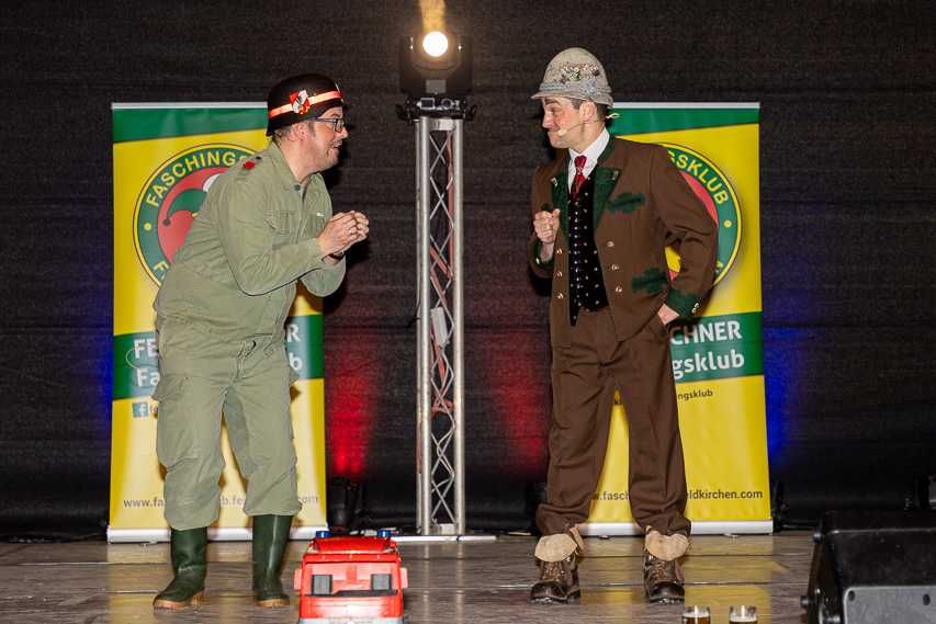 Bild enthält, Stage, Adult, Male, Man, Person, Pants, Speaker, Coat, Shoe, Face