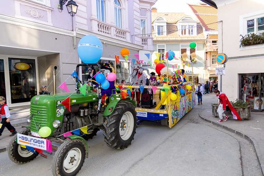 Bild enthält, Carnival, Parade, Person, People, City, Neighborhood, Wheel, Shoe, Helmet