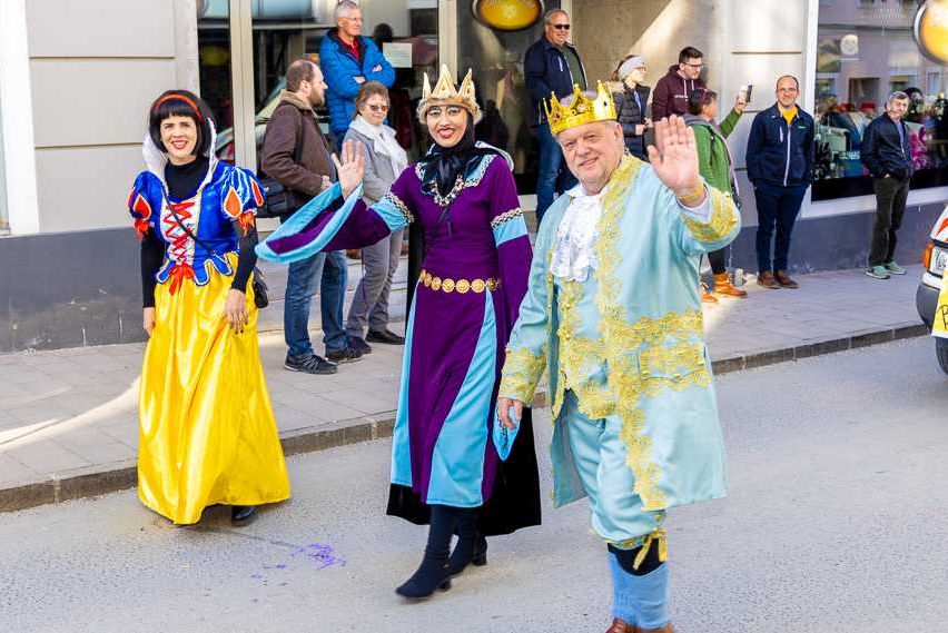 Bild enthält, People, Person, Adult, Female, Woman, Lady, Costume, Hoodie, Coat