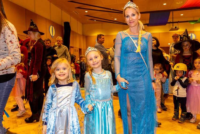 Bild enthält, People, Person, Lady, Adult, Female, Woman, Dress, Costume, Bride, Child