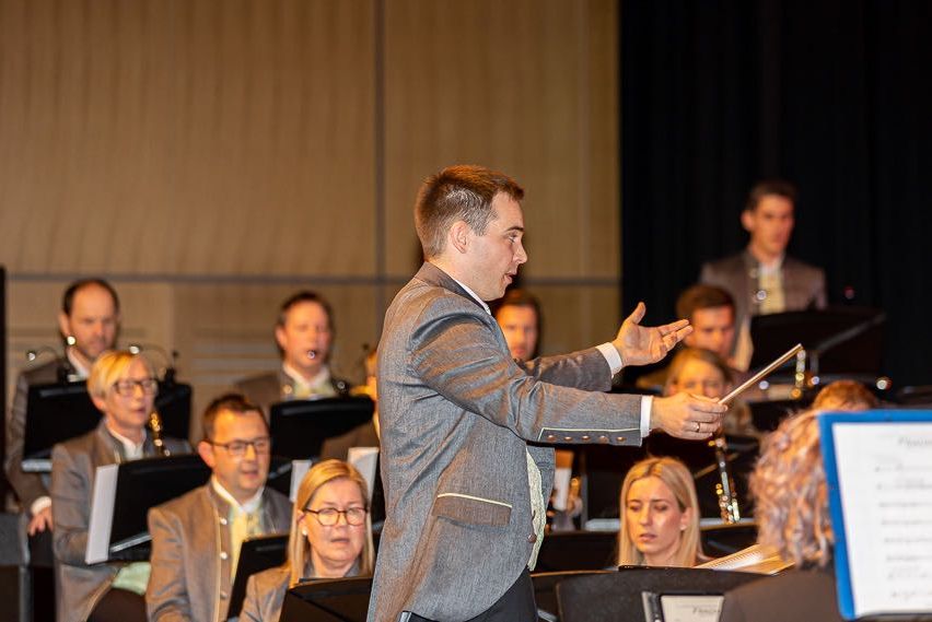 Bild enthält, Indoors, Adult, Female, Person, Woman, Male, Man, Music, Musician, Performer