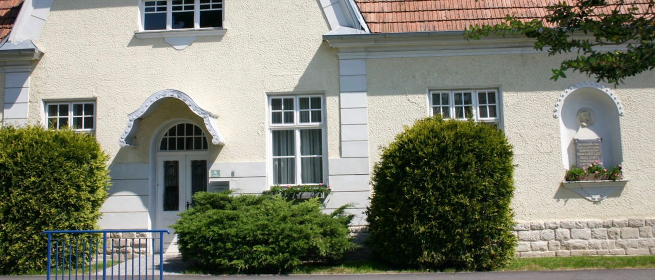 Bild enthält, Architecture, Building, Housing, House, Roof, Villa, Tile Roof, Plant, Portico