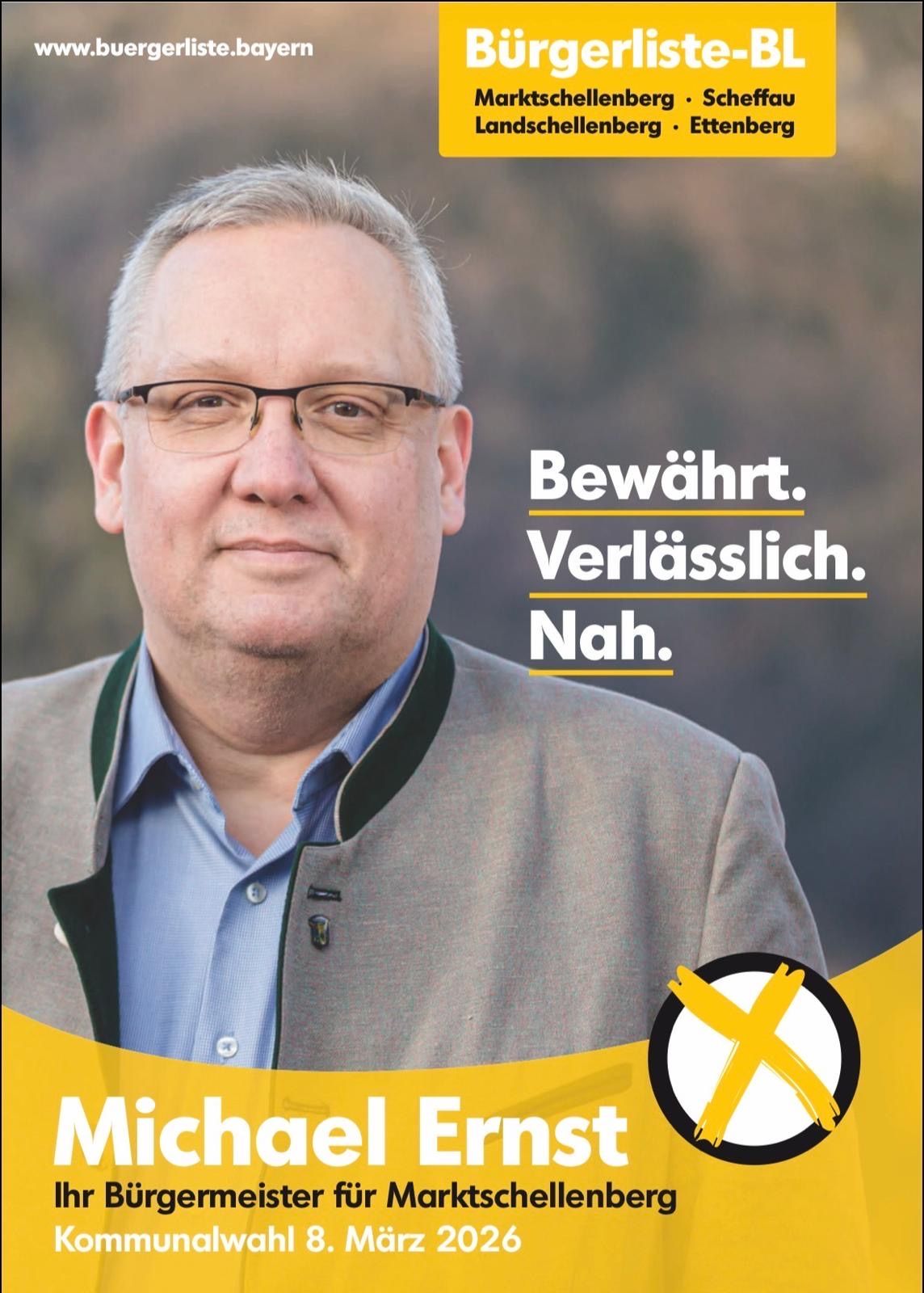 Ein Mann mit grauem Haar und Brille trägt eine graue Jacke über einem blauen Hemd. Der Text 'Bewahrt. Verlässlich. Nah.' ist in fetter, gelber Schrift geschrieben. Unten rechts befindet sich ein schwarzer Kreis mit einem gelben 'X'.