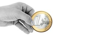 Eine Hand hält eine gold- und silberfarbene Münze mit '1 EURO' darauf. Die Münze ist glänzend und gut verarbeitet.