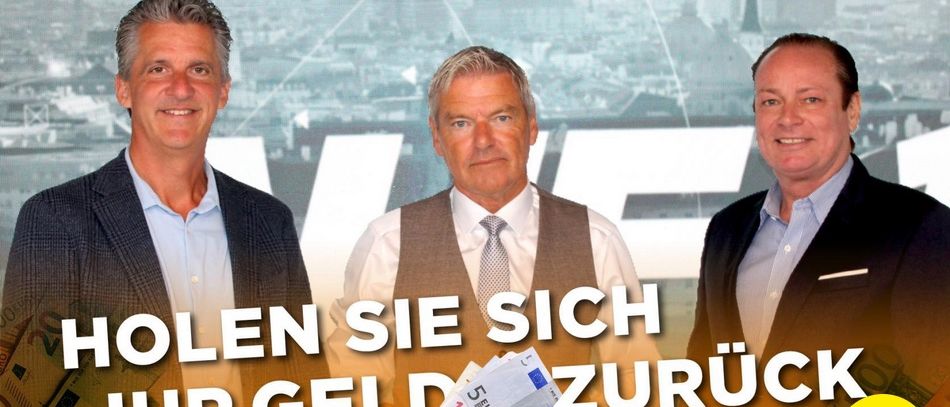 Drei Männer in Anzügen stehen vor einer Stadtlandschaft, lächeln und halten Geld. Der Text lautet 'Vollen Sie sich Ihr Geld zurück'.