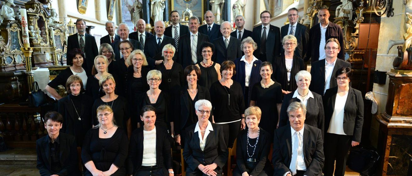 Bild enthält, Groupshot, Person, Adult, Male, Man, People, Suit, Female, Woman, Coat