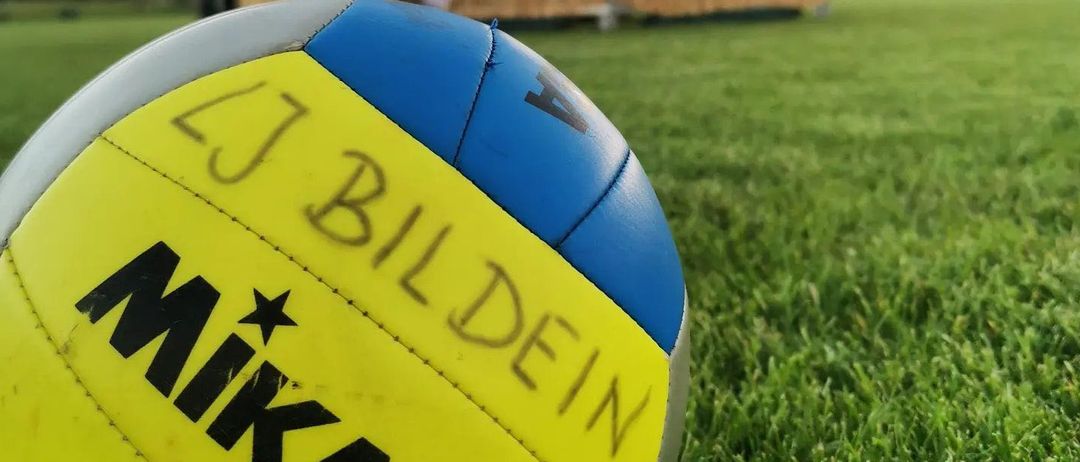 Bild enthält, Soccer Ball, Grass, Volleyball (Ball), Outdoors, Play Area