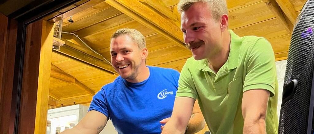 Bild enthält, Wood, Person, Photobombing, Adult, Male, Man, Hardwood, Stained Wood, Plywood, Interior Design