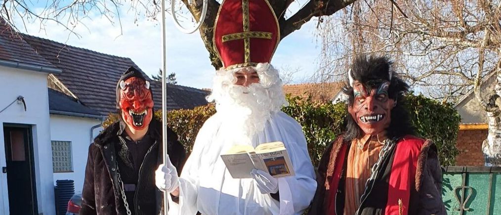 Bild enthält, Festival, Christmas, Person, Adult, Male, Man, Clothing, Glove, Santa Claus, Face
