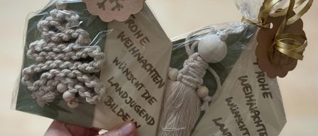 Bild enthält, Christmas, Christmas Decorations, Festival, Accessories, Jewelry, Locket, Pendant, Business Card, Paper, Text