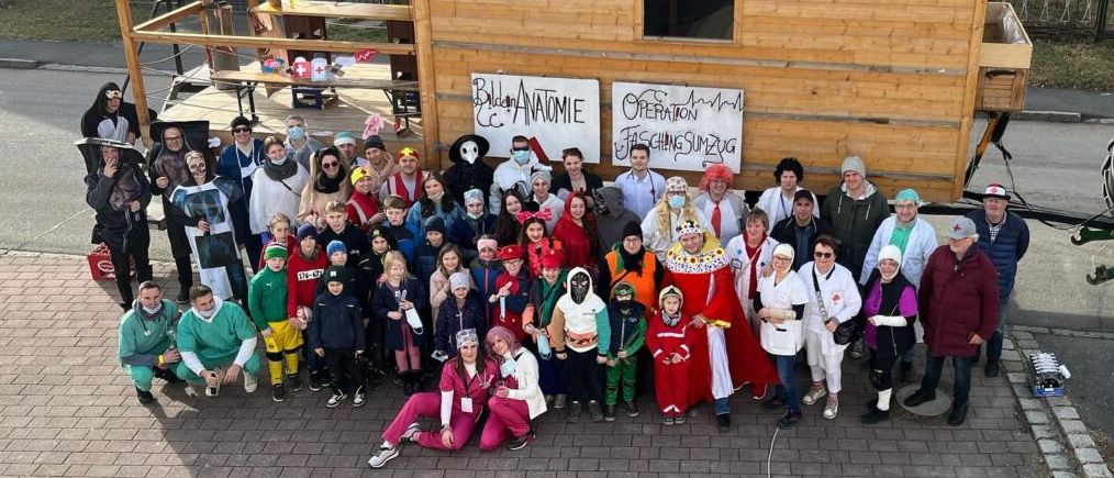 Bild enthält, Outdoors, Shelter, People, Person, Adult, Female, Woman, Urban, Bride, City