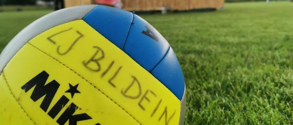 Bild enthält, Soccer, Soccer Ball, Sport, Volleyball, Volleyball (Ball), Grass, Plant, Outdoors, Play Area, Playing Volleyball