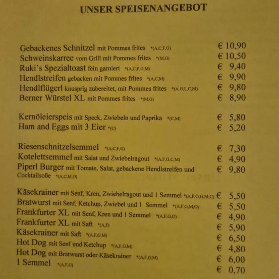 Ein Menü mit verschiedenen Speisen, einschließlich gegrillter Schweinekoteletts, Würsten, Burgern und Hot Dogs, mit ihren jeweiligen Preisen in Euro.
