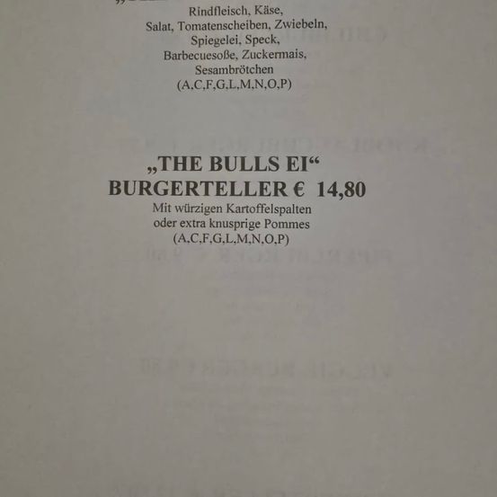 Menükarte mit zwei Burgeroptionen. Der erste Burger besteht aus Rindfleisch, Käse, Salat, Tomatenscheiben, Zwiebeln, Gewürzgurken, Speck, Barbecuesauce, Zuckermais, Sesambrotkrumen und kostet 14,80 Euro. Der zweite Burger heißt 'The Bulls Ei' und kostet 14,80 Euro mit entweder scharfen Kartoffelspalten oder knusprigen Pommes.