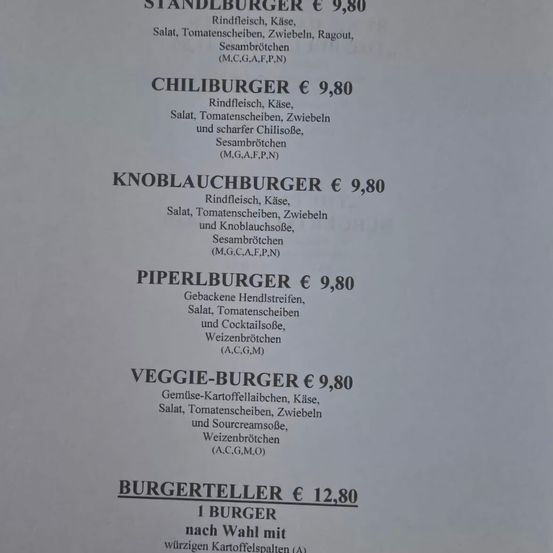 Ein Menü mit verschiedenen Burgeroptionen wie Standlburger, Chiliburger, Knoblauchburger, Piperlburger, Veggie-Burger und Burgerteller. Jeder Burger kostet 9,80 Euro, außer Burgerteller, der 12,80 Euro kostet. Die Zutaten sind für jeden Burger aufgeführt.