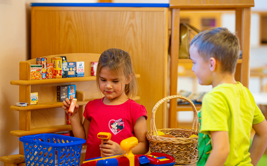 Bild enthält, Shelf, Boy, Child, Male, Person, Female, Girl, Face, Wood, Basket