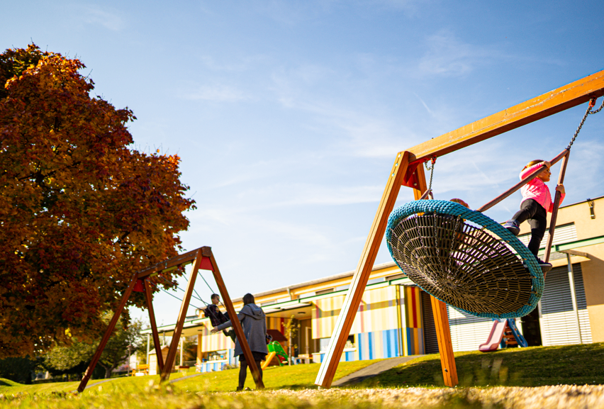 Bild enthält, Play Area, Outdoor Play Area, Outdoors, Person, Clothing, Coat