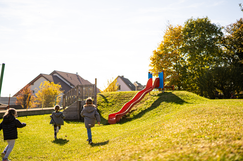 Bild enthält, Grassland, Nature, Outdoors, Grass, Play Area, Person, Child, Female, Girl, Outdoor Play Area
