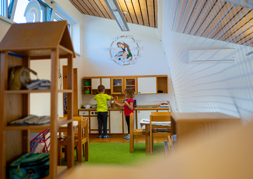 Bild enthält, Wood, Plywood, Hardwood, Floor, Flooring, Interior Design, Building, Person, Furniture, Shelf