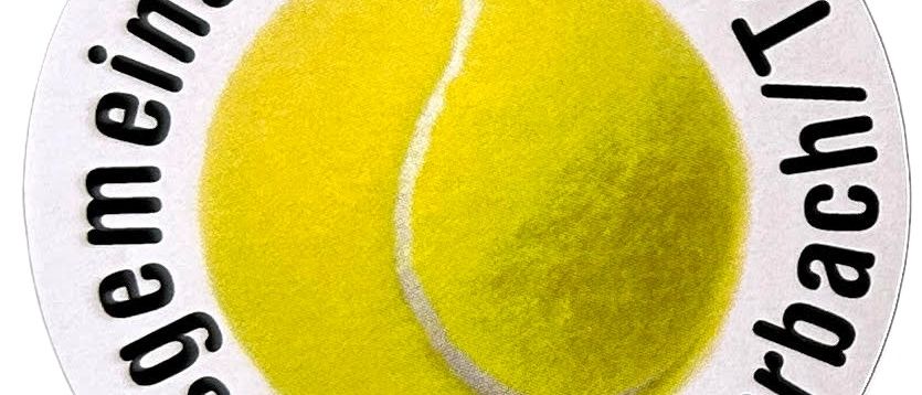 Ein runder Aufkleber zeigt einen gelben Tennisball mit einer weißen Linie in der Mitte. Die Worte 'Tennis und Lebensstil' sind in einem Kreis um den Ball herum geschrieben.