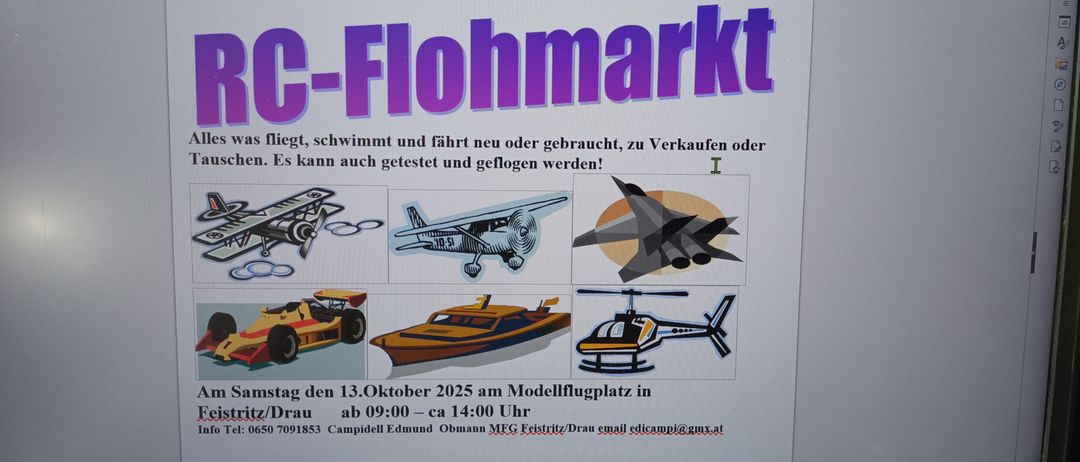 Ein Plakat für die C-Flohmarkt-Veranstaltung. Verschiedene Gegenstände wie ein Rennwagen, ein Boot und Flugzeuge sind abgebildet. Die Veranstaltung findet am 13. Oktober 2025 auf dem Modellflugplatz von 09:00 bis 14:00 Uhr statt.