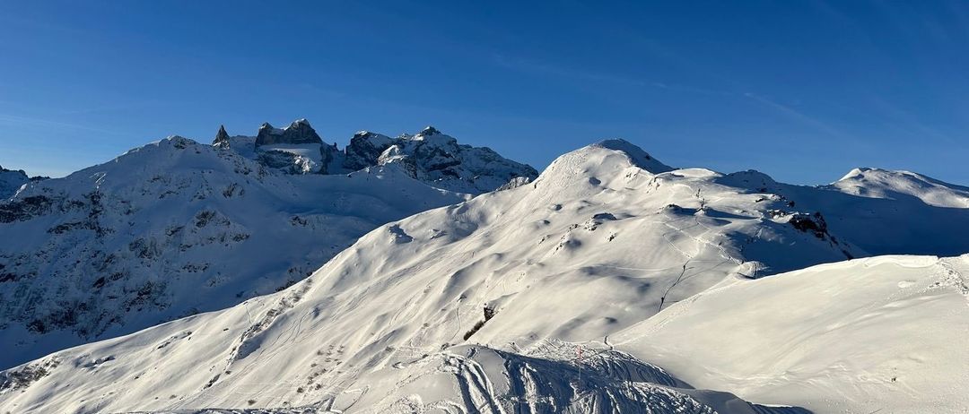 Bild enthält, Nature, Outdoors, Mountain, Mountain Range, Peak, Slope, Snow, Piste, Sport, Skiing