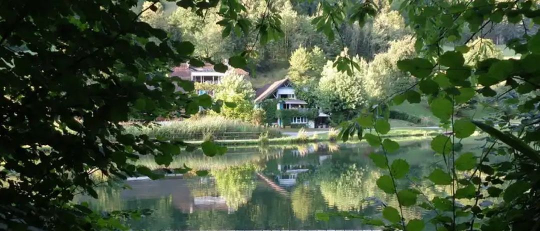 Bild enthält, Nature, Outdoors, Scenery, Architecture, Building, Lakefront, Pond, Water