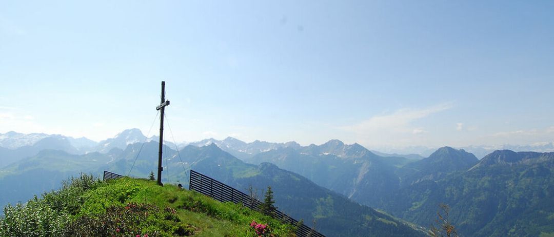 Bild enthält, Slope, Cross, Nature, Outdoors, Scenery, Mountain, Mountain Range, Peak, Landscape, Countryside