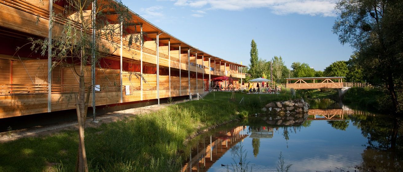 Bild enthält, Nature, Outdoors, Scenery, Pond, Water, Shelter, Hotel, Wood, Tree, Person