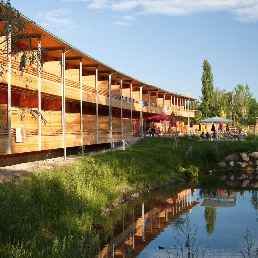 Bild enthält, Nature, Outdoors, Scenery, Pond, Water, Shelter, Hotel, Wood, Tree, Person