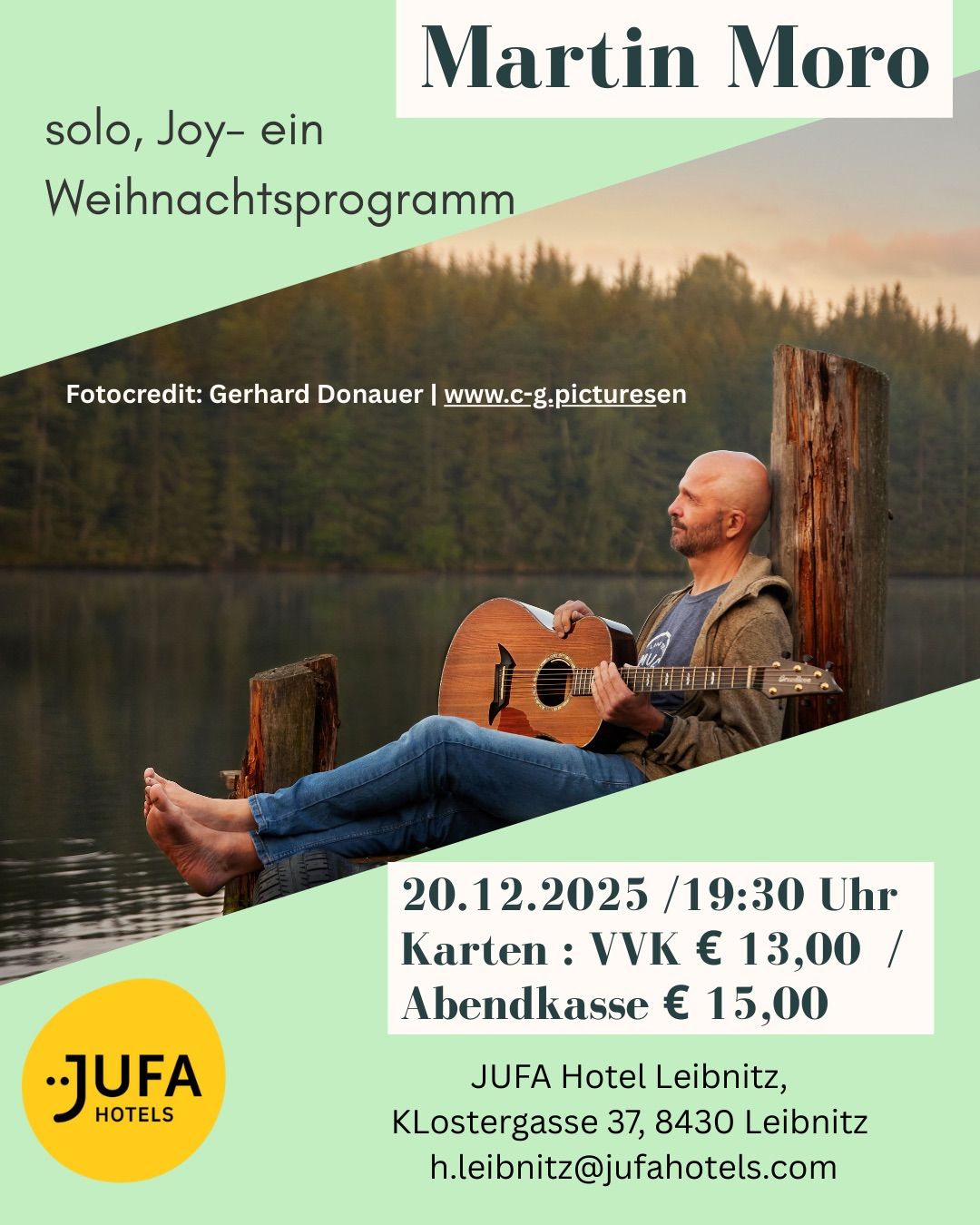 Ein Mann sitzt barfuß auf einem Holzsteg und spielt Gitarre. Der Hintergrund zeigt einen ruhigen See und Bäume. Das Bild trägt den Titel 'solo, Joy-ein Weihnachtsprogramm'. Es enthält einen Bildnachweis für Gerhard Donauer und einen Link zu www.c-g.picturesen. Auch Veranstaltungsdetails sind vorhanden.