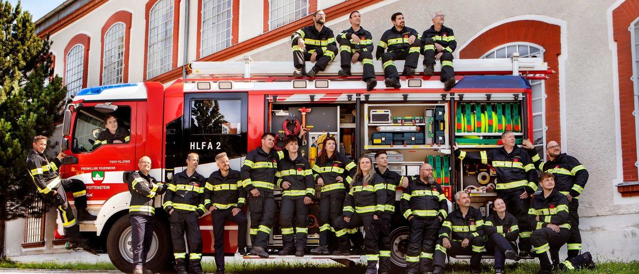 Bild enthält, Person, Adult, Male, Man, Truck, Vehicle, Fire Truck, Fire Station, Shoe