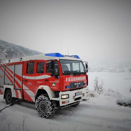 Bild enthält, Transportation, Truck, Vehicle, Fire Truck, Machine, Wheel, Fire Station