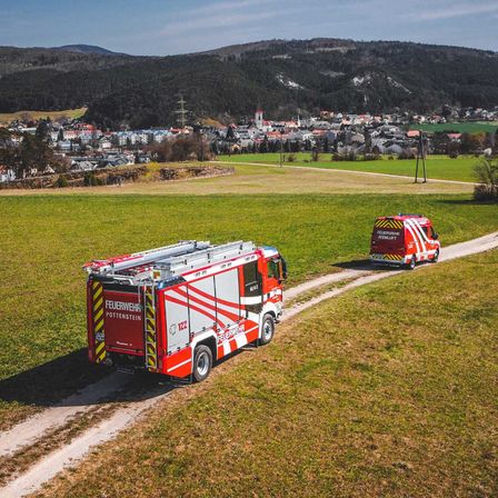 Bild enthält, Transportation, Vehicle, Truck, Fire Truck, Fire Station, Moving Van, Van