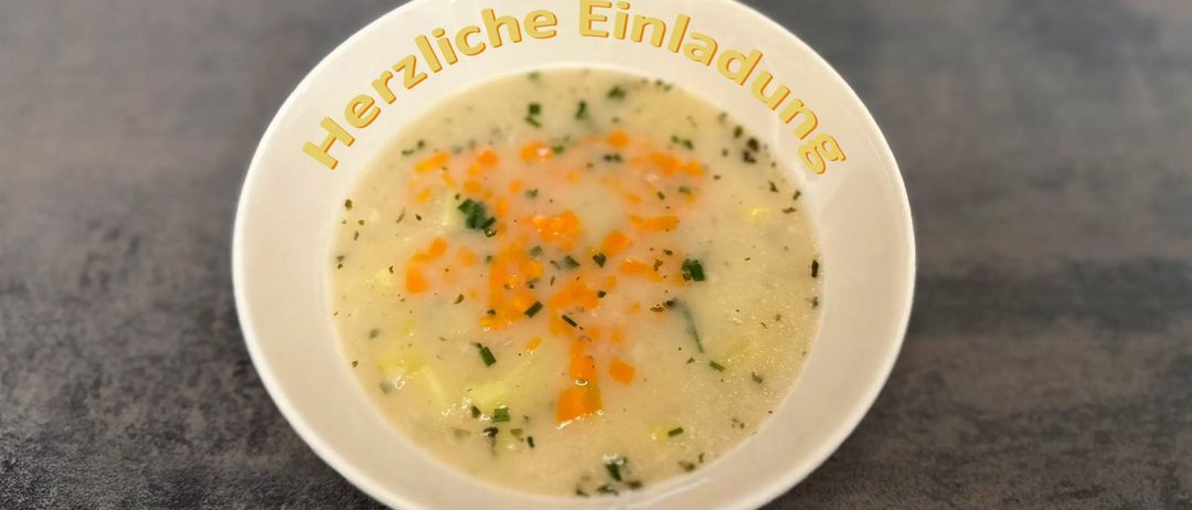 Eine Schüssel Suppe mit Karotten und Kräutern, mit dem Text 'Herzliche Einladung' darüber. Datum ist der 15. März 2026.