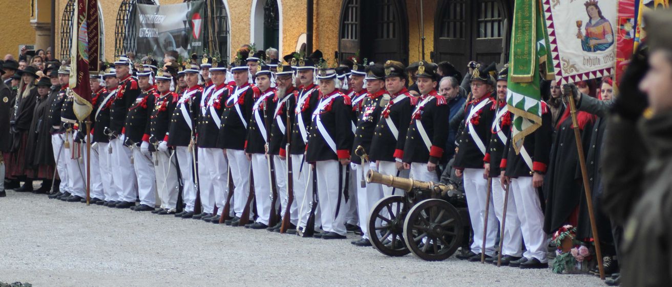 Bild enthält, People, Person, Marching, Adult, Male, Man, Glove, Shoe