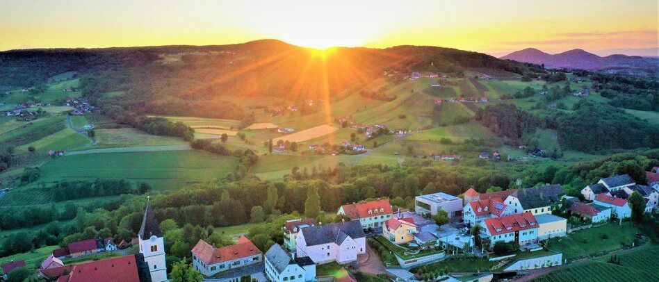 Bild enthält, Outdoors, Nature, Architecture, Building, Countryside, Sky, Landscape, Rural, Village, Scenery