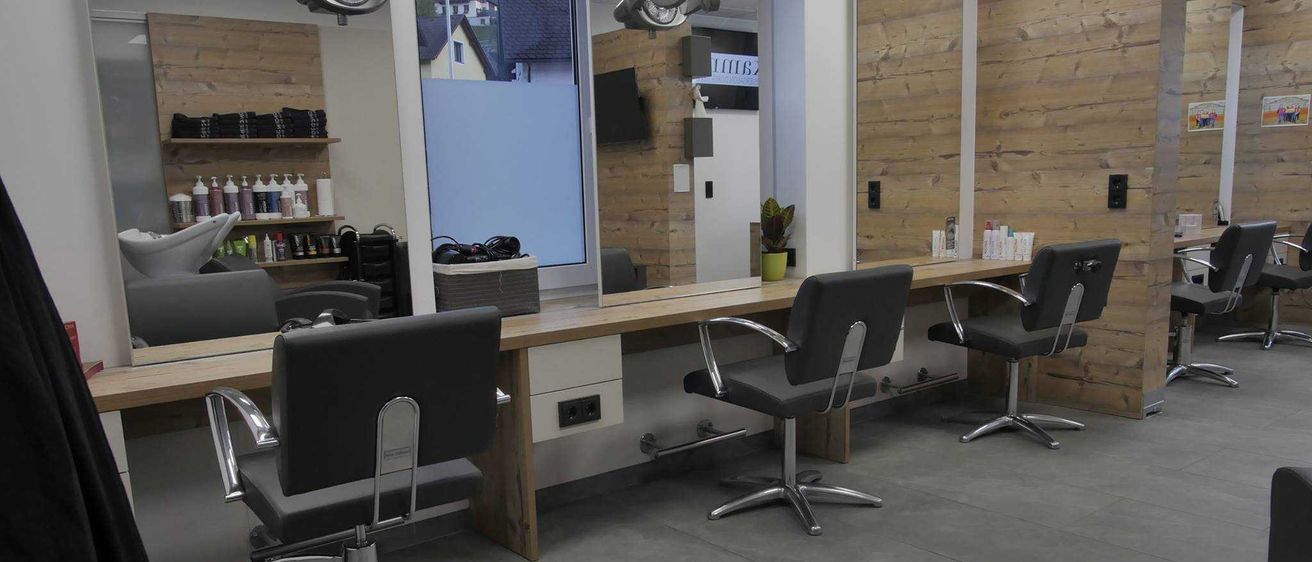 Bild enthält, Indoors, Beauty Salon, Chair, Furniture, Barbershop, Architecture, Building, Plant