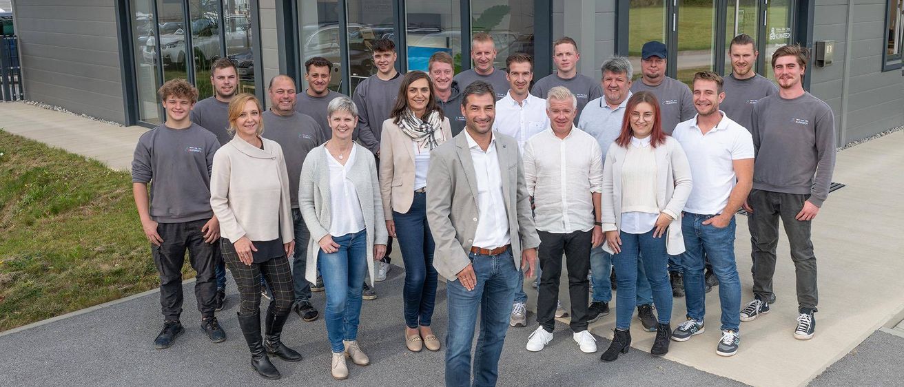 Bild enthält, Pants, Groupshot, Person, People, Jeans, Coat, Adult, Male, Man, Teen