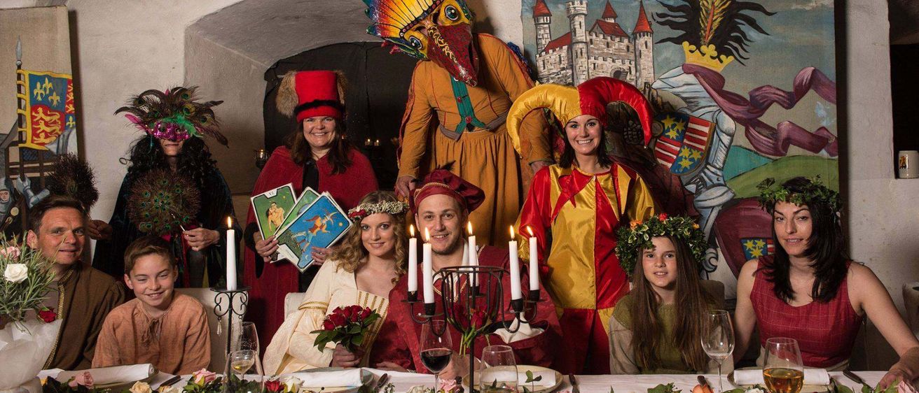 Bild enthält, People, Person, Adult, Female, Woman, Child, Girl, Bride, Face, Flower Arrangement