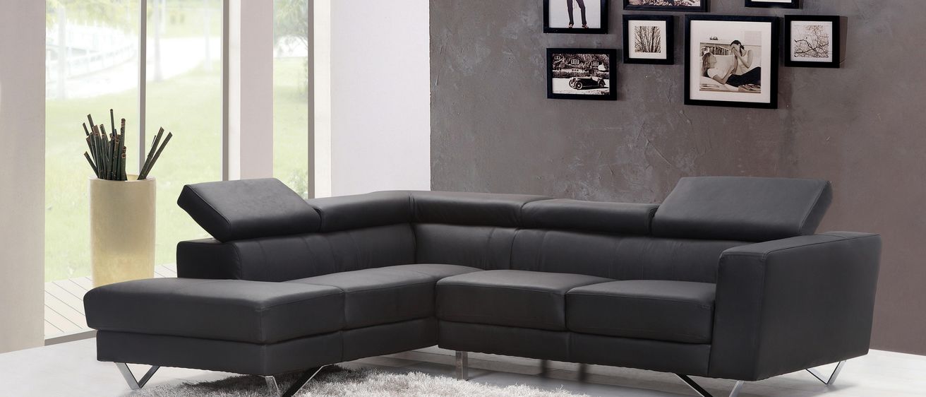 Bild enthält, Couch, Furniture, Indoors, Living Room, Room, Home Decor, Rug, Person, Clothing, Coat