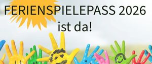 Ein Poster mit Händen in verschiedenen Farben mit lächelnden Gesichtern gemalt. Der Text lautet 'Der Ferienspielpass 2026 ist da!' mit einer Sonne und einem Logo im Hintergrund.