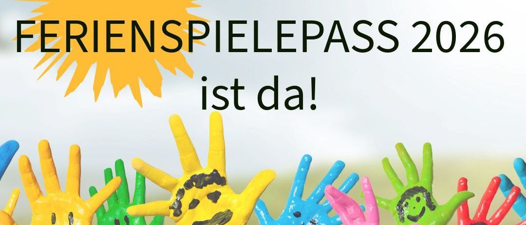 Ein Poster mit Händen in verschiedenen Farben mit lächelnden Gesichtern gemalt. Der Text lautet 'Der Ferienspielpass 2026 ist da!' mit einer Sonne und einem Logo im Hintergrund.