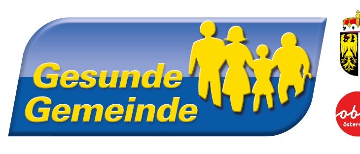 Ein blaues Logo mit gelben Familienfiguren und dem Text 'Gesunde Gemeinden' in Gelb, begleitet von einem Kronenemblem und einem roten Kreis mit weißem Text.