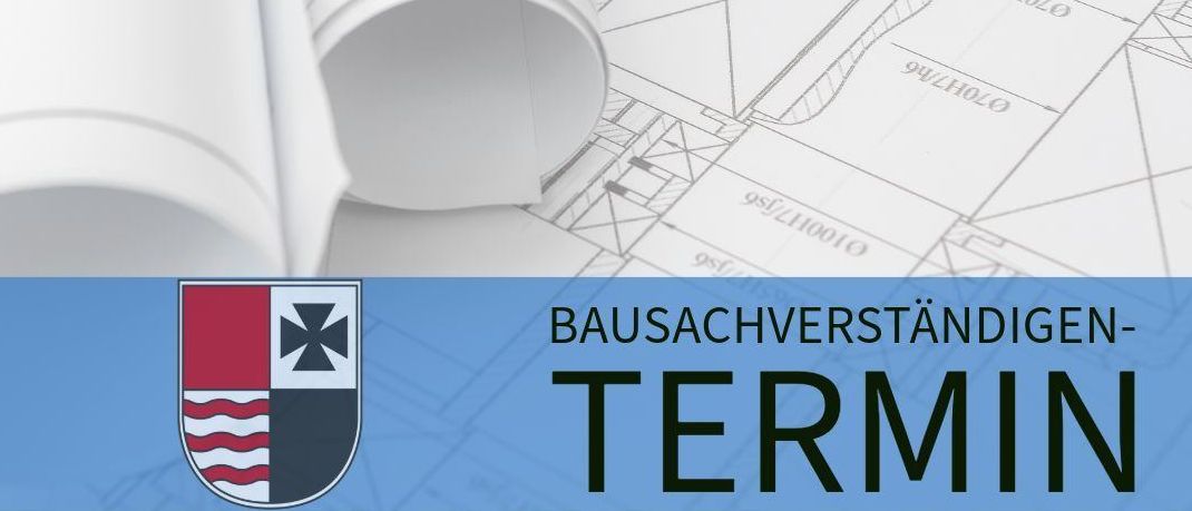 Architekturpläne sind prominent ausgestellt, mit einem blauen Banner, das 'BAUSACHVERSTÄNDIGEN-TERMIN' liest. Ein Logo ist über dem Text positioniert, und eine Website-Adresse ist darunter zu sehen.