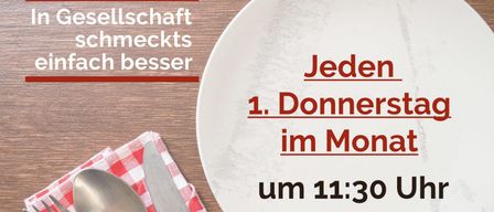 Ein weißer Teller, Besteck und eine rot-weiß karierte Serviette auf einem Holztisch. Ein roter Textüberlagerung lautet 'Gemeinsamer Mittagstisch im Gasthaus Dinghofer' und 'In Gesellschaft schmeckts einfach besser'. Ein weiterer Text lautet 'Jeder 1. Donnerstag im Monat um 11:30 Uhr'.