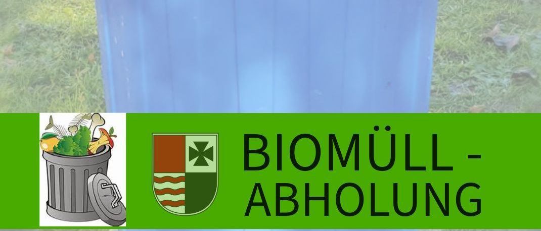 Ein blauer Abfallbehälter mit Deckel steht auf einer Grasfläche. Darunter befindet sich ein grüner Banner mit einem Logo, dem Text 'BIOMUELL-ABHOLUNG' und einer Website-URL.