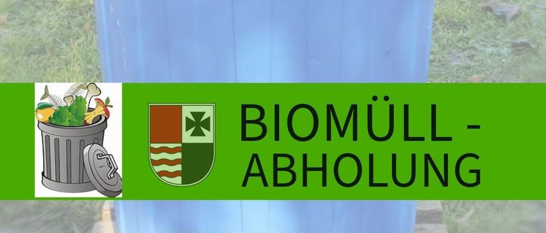 Ein Bild eines blauen Mülleimers mit den Worten Biomuell-Abholung, einem grünen Banner und einem Logo. Der Eimer steht auf einem Grasfeld.