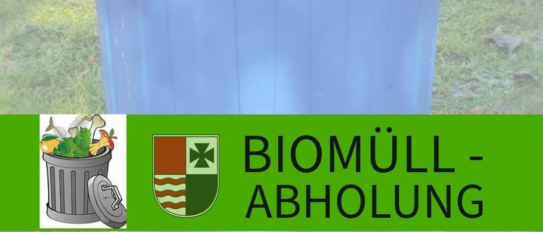 Ein blauer Abfalleimer mit Deckel und dem Text Biomüll-Abholung steht auf einem Rasen. Unten steht eine Website-Adresse.